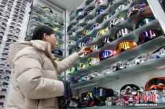 浙江义乌市场迎来冰雪用品采购热